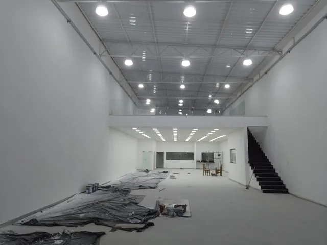 Galpão comercial com iluminação e instalação elétrica concluídas
