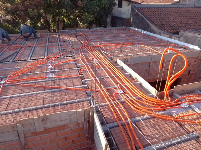 Eletrodutos instalados sobre a laje de uma obra, antes da concretagem